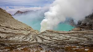 The extreme, hidden life thriving in Earth's most acidic and alkaline lakes